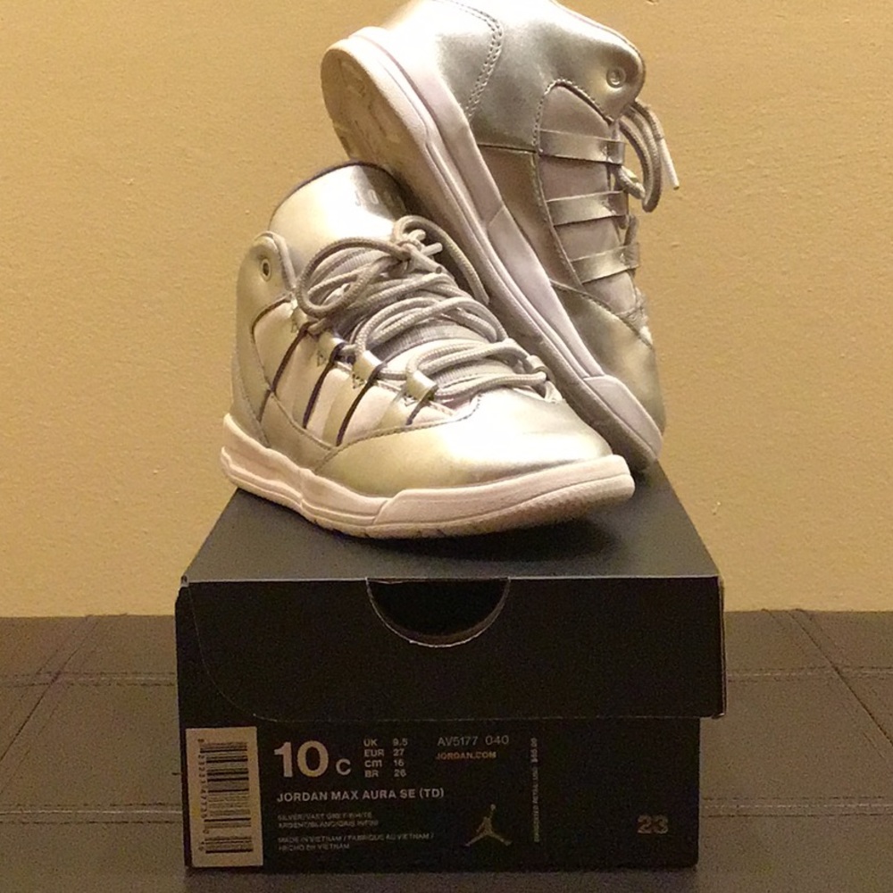 Silver Jordan Max Aura SE